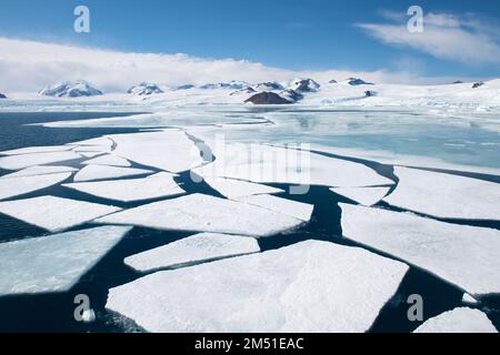 Antartide, Weddell Sea, Larson Inlet. Ghiaccio di mare rotto. 64° 24' 45 S 59° 27' 2 W. Foto Stock