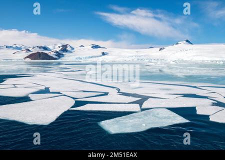 Antartide, Weddell Sea, Larson Inlet. Ghiaccio di mare rotto. 64° 24' 45 S 59° 27' 2 W. Foto Stock