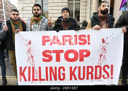 Ambasciata di Francia, Londra, Regno Unito. 2022-12-24: I manifestanti della comunità curda sostengono l'assassinio di tre curdi da parte della Turchia presso il Centro della comunità curda di Parigi. I manifestanti chiedono giustizia per loro e 3 donne curde uccise 10 anni fa. I manifestanti sostengono inoltre che il governo francese ha aiutato l'assassinio. Perché ci vogliono 40 minuti perché la polizia e l'ambulanza arrivino per assistere le 3 vittime curde? La vigilia di Natale si sta facendo buio per i migranti che protestano per proteggere i propri diritti e le proprie libertà, chiedendo giustizia per i 3 curdi uccisi a Parigi venerdì 23 dicembre 202 Foto Stock