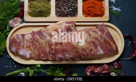Due rastrelliere di costolette di maiale affumicate con spezie ed erbe aromatiche Foto Stock