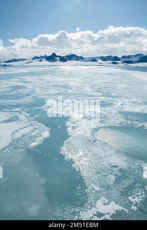 Antartide, Weddell Sea, Larson Inlet. Sole di fusione ghiaccio di mare. 64° 24' 45 S 59° 27' 2 W. Foto Stock