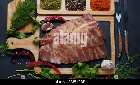Due rastrelliere di costolette di maiale affumicate con spezie ed erbe aromatiche Foto Stock