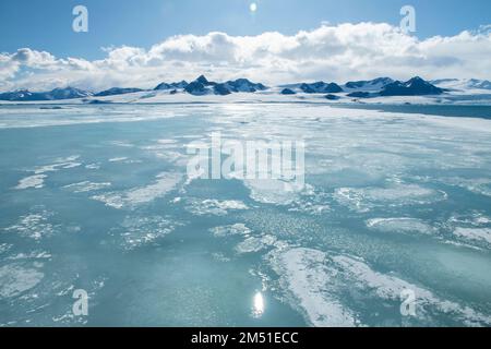 Antartide, Weddell Sea, Larson Inlet. Sole di fusione ghiaccio di mare. 64° 24' 45 S 59° 27' 2 W. Foto Stock