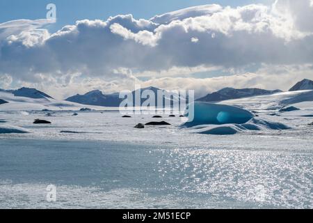 Antartide, Weddell Sea, Larson Inlet. Sole di fusione ghiaccio di mare. 64° 24' 45 S 59° 27' 2 W. Foto Stock