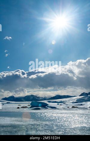 Antartide, Weddell Sea, Larson Inlet. Sole di fusione ghiaccio di mare. 64° 24' 45 S 59° 27' 2 W. Foto Stock