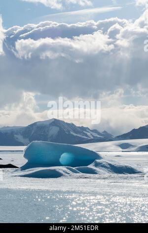 Antartide, Weddell Sea, Larson Inlet. Sole di fusione ghiaccio di mare. 64° 24' 45 S 59° 27' 2 W. Foto Stock