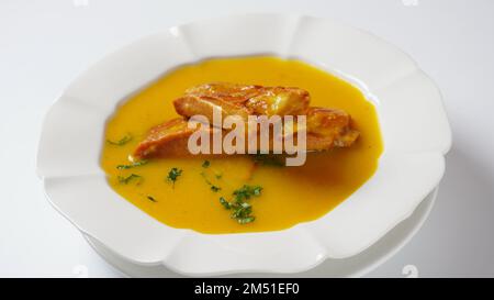 Zuppa di piselli con costolette di maiale affumicate servita nel piatto Foto Stock