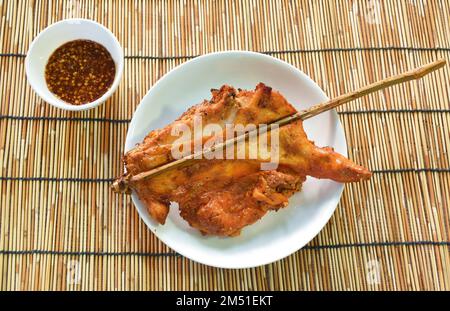 pollo alla griglia stretta stabbing bastone di legno sul piatto immersione con salsa piccante Foto Stock