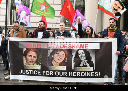 Ambasciata di Francia, Londra, Regno Unito. 2022-12-24: I manifestanti della comunità curda sostengono l'assassinio di tre curdi da parte della Turchia presso il Centro della comunità curda di Parigi. I manifestanti chiedono giustizia per loro e 3 donne curde uccise 10 anni fa. I manifestanti sostengono inoltre che il governo francese ha aiutato l'assassinio. Perché ci vogliono 40 minuti perché la polizia e l'ambulanza arrivino per assistere le 3 vittime curde? La vigilia di Natale si sta facendo buio per i migranti che protestano per proteggere i propri diritti e le proprie libertà, chiedendo giustizia per i 3 curdi uccisi a Parigi venerdì 23 dicembre 202 Foto Stock