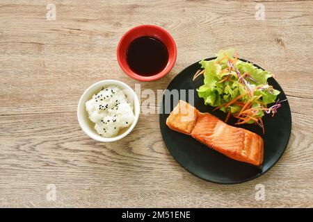 fetta di pesce di salmone grigliato sul piatto con la coppia di verdure mangiate riso semplice, salsa di soia dolce Foto Stock