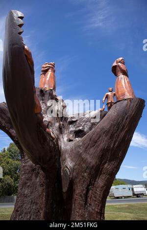 Legerwood Memorial Trees, piantato nel 1918, a Legerwood in Tasmania. Raffigurazione di WW 1 immagini, in memoria dei soldati caduti precedentemente Ringarooma. Foto Stock