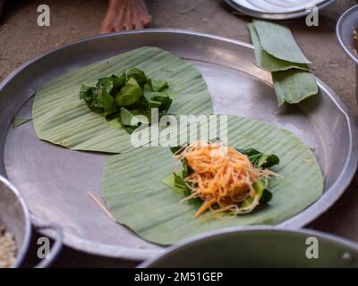 Cibo thailandese chiamato 'Hor Mhok' con ingredienti di vermicelli e uova formiche. Mettere in un contenitore fatto di foglie di banana Foto Stock