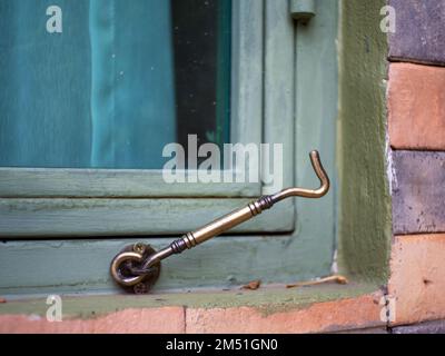 vecchio dispositivo di chiusura finestre e finestra in legno Foto Stock
