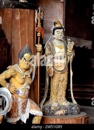 Sculture buddiste al tempio di Daisho-in, all'isola di Miyajima, a Itsukushima, nella prefettura di Hiroshima, Giappone. Foto Stock