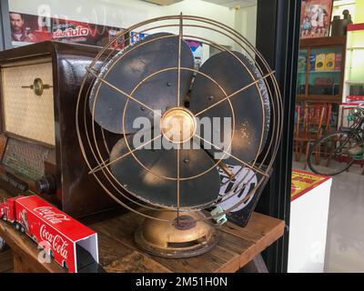 Vecchio ventilatore o ventilatore vintage su tavolo di legno Foto Stock