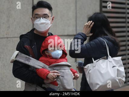 Una mattina fredda al Quarry Bay Park. Le temperature a Hong Kong si abbassano bruscamente a causa di un monsone invernale. 17DEC22 SCMP / Xiaomei Chen Foto Stock