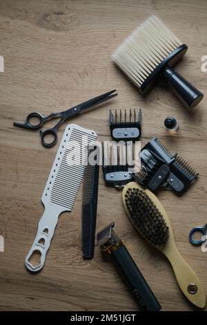 Attrezzi per barbiere su un tavolo di legno, attrezzature per barbiere Foto Stock