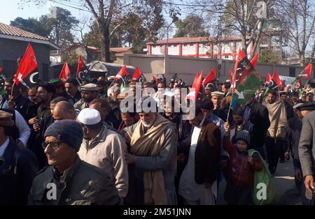 I leader e gli attivisti del Partito popolare (PPP) si riuniscono durante la Convenzione dei lavoratori PPP tenutasi ad Abbottabad sabato 24 dicembre 2022. Foto Stock