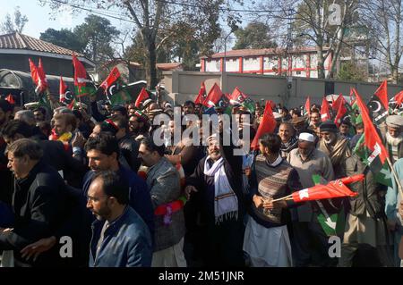 I leader e gli attivisti del Partito popolare (PPP) si riuniscono durante la Convenzione dei lavoratori PPP tenutasi ad Abbottabad sabato 24 dicembre 2022. Foto Stock