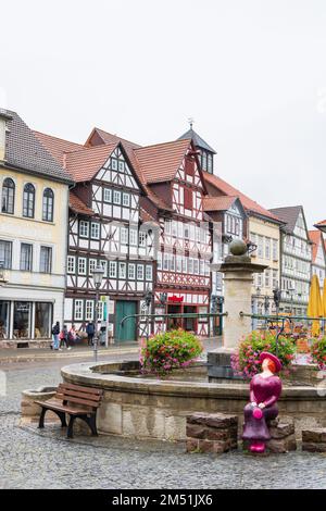 Rapide fiume Werra e Chiesa storica città Bad Sooden-Allendorf in Hessen, Germania Foto Stock