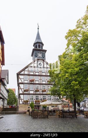 Rapide fiume Werra e Chiesa storica città Bad Sooden-Allendorf in Hessen, Germania Foto Stock