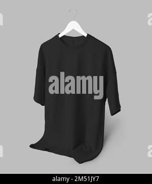 Modello di T-shirt oversize nera, abbigliamento unisex appeso a un appendiabiti in legno, isolato sullo sfondo, vista frontale. Mockup di abbigliamento alla moda, fo Foto Stock