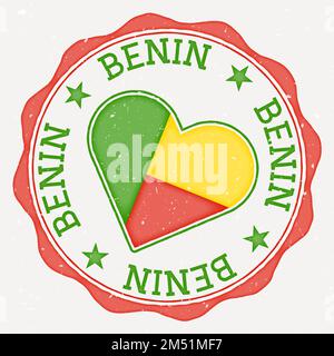 Logo Benin Heart flag. Testo del nome del paese intorno alla bandiera del Benin a forma di cuore. Illustrazione vettoriale di classe. Illustrazione Vettoriale