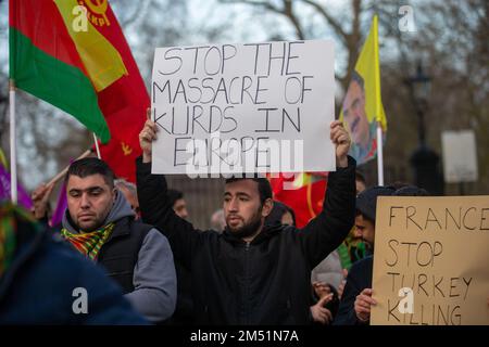 Londra, Inghilterra, Regno Unito. 24th Dec, 2022. I curdi protestano contro le uccisioni di Parigi al di fuori dell'ambasciata francese a Londra Un cannoniere ha ucciso tre persone e ne ha ferite altre tre in un attacco con possibili fondamenti razzisti al centro culturale di Rue d'Enghien, nel centro di Parigi, ieri. (Credit Image: © Tayfun Salci/ZUMA Press Wire) Foto Stock