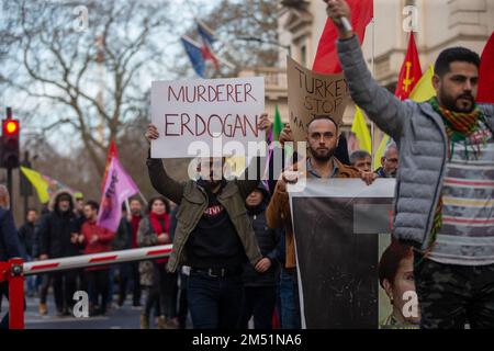 Londra, Inghilterra, Regno Unito. 24th Dec, 2022. I curdi protestano contro le uccisioni di Parigi al di fuori dell'ambasciata francese a Londra Un cannoniere ha ucciso tre persone e ne ha ferite altre tre in un attacco con possibili fondamenti razzisti al centro culturale di Rue d'Enghien, nel centro di Parigi, ieri. (Credit Image: © Tayfun Salci/ZUMA Press Wire) Foto Stock