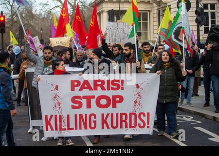 Londra, Inghilterra, Regno Unito. 24th Dec, 2022. I curdi protestano contro le uccisioni di Parigi al di fuori dell'ambasciata francese a Londra Un cannoniere ha ucciso tre persone e ne ha ferite altre tre in un attacco con possibili fondamenti razzisti al centro culturale di Rue d'Enghien, nel centro di Parigi, ieri. (Credit Image: © Tayfun Salci/ZUMA Press Wire) Foto Stock