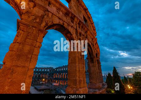 Colosseo di Pola, detto anche anfiteatro di Pola, anfiteatro molto ben conservato situato a Pola, Istria, Croazia. arena storica costruita da Foto Stock