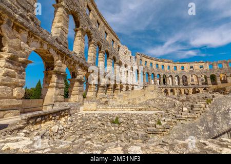 La vista interna dell'Anfiteatro o Colosseo di Pola è un anfiteatro romano ben conservato a Pola, in Croazia. Antica arena romana costruita Foto Stock