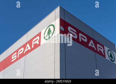 Palma de Mallorca, Spagna; dicembre 16 2022: Costruzione industriale del supermercato e ipermercato Spar, in un parco industriale di Palma de Mal Foto Stock