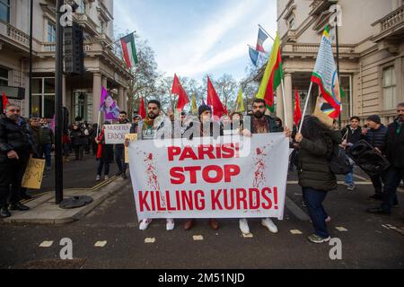 Londra, Inghilterra, Regno Unito. 24th Dec, 2022. I curdi protestano contro le uccisioni di Parigi al di fuori dell'ambasciata francese a Londra Un cannoniere ha ucciso tre persone e ne ha ferite altre tre in un attacco con possibili fondamenti razzisti al centro culturale di Rue d'Enghien, nel centro di Parigi, ieri. (Credit Image: © Tayfun Salci/ZUMA Press Wire) Foto Stock