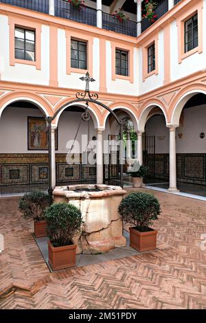 Bellissimo patio con ben all'interno del Museo de Bellas Artes a Siviglia Foto Stock
