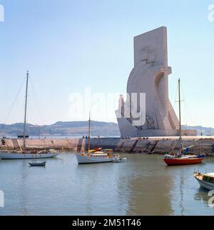 MONUMENTO A LOS DESCUBRIMIENTOS O DESCUBRIDORES - SIGLO XX - FOTO AÑOS 60. AUTORE: JOSE ANGELO COTTINELLI 1897-? Y LEOPOLDO DE ALMEID. LOCALITÀ: MONUMENTO A LOS DESCUBRIMIENTOS. LISBOA. PORTOGALLO. Foto Stock