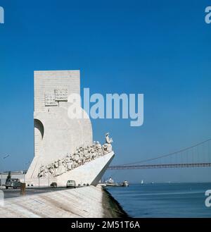 MONUMENTO A LOS DESCUBRIMIENTOS O DESCUBRIDORES - SIGLO XX - FOTO AÑOS 60. AUTORE: JOSE ANGELO COTTINELLI 1897-? Y LEOPOLDO DE ALMEID. LOCALITÀ: MONUMENTO A LOS DESCUBRIMIENTOS. LISBOA. PORTOGALLO. Foto Stock