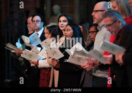 I membri della congregazione cantano durante il "Together at Christmas" Carol Service presso l'Abbazia di Westminster a Londra. Data immagine: Giovedì 15 dicembre 2022. Foto Stock