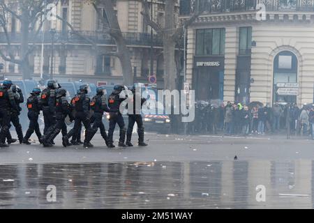 Parigi, Francia. 24th Dec 2022. I resti, durante il rally tributo a Place de la Republique a Parigi, in Francia, a seguito dell'attacco che ha ucciso diversi militanti curdi, il 24 dicembre 2022. L'attentato del giorno prima, avvenuto nei pressi di un centro culturale curdo in rue d'Enghien, ha provocato la morte di tre persone e altri tre feriti, uno dei quali rimane in condizioni critiche. I tiri del venerdì sono arrivati quasi 10 anni dopo l'assassinio di tre attivisti curdi nella capitale francese - Credit: Abaca Press/Alamy Live News Foto Stock