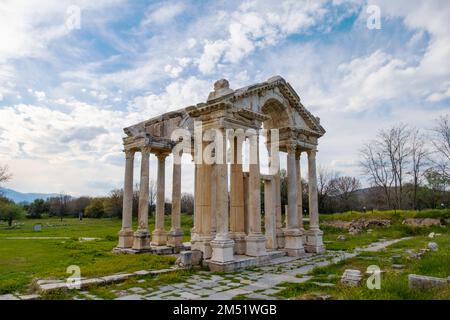 La famosa porta di Tetrapilone nella città antica di Afrodisias. Siti archeologici e storici della Turchia moderna Foto Stock