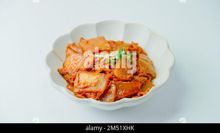 Kimchibokkeum, Kimchi fritto da Stir : kimchi ben fermentato fritto con cipolla verde tritata e aglio in una padella lubrificata con olio, questo è un popolare s Foto Stock