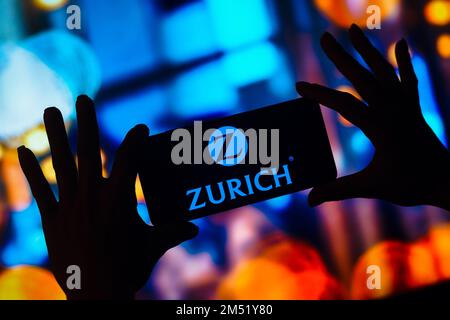 In questa immagine, il logo Zurich Insurance Group viene visualizzato sullo schermo di uno smartphone. Foto Stock