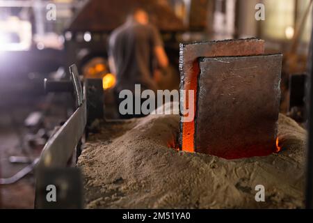 Fusione del metallo in un forno ad induzione Foto Stock