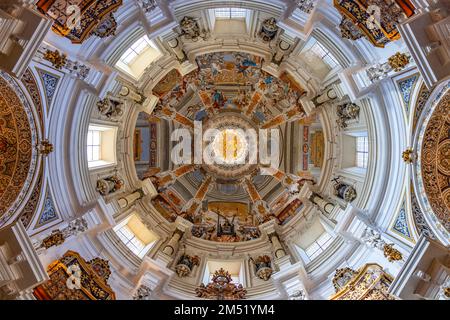 Siviglia, Spagna-12 novembre 2022: Vista interna della cupola della Chiesa di San Luis de los Franceses di architettura barocca dal 18th ° secolo i Foto Stock