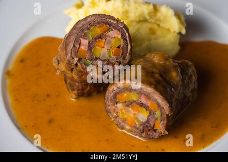 Involtini di manzo con purè di patate e salsa viennese o austriaca Foto Stock