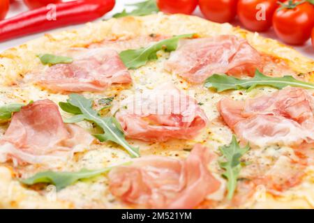 Prosciutto pizza prosciutto cottura ingredienti primo piano Foto Stock