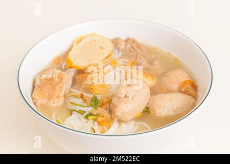 BUN Moc, zuppa di noodle di riso con palla di maiale, cibo vietnamita isolato su sfondo bianco, primo piano Foto Stock