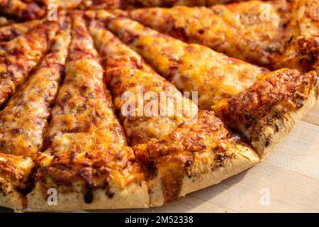 Un'immagine di scorta di una grande pizza affettata servita in un buffet all'aperto. Foto Stock