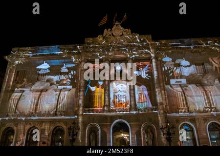 Barcellona, Spagna. 24th Dec, 2022. Il presepe si vede proiettato durante la vigilia di Natale 2022. Il Consiglio comunale di Barcellona, guidato dal sindaco Ada Colau, ha realizzato una "mappatura video" proiettata sulla facciata del Municipio in Plaza de Sant Jaume che rappresenta varie scene natalizie tradizionali in Catalogna. (Foto di Paco Freire/SOPA Images/Sipa USA) Credit: Sipa USA/Alamy Live News Foto Stock