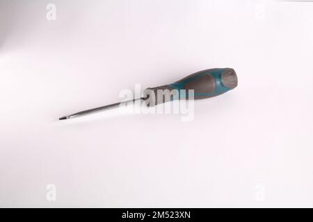 strumento per cacciavite fotografico su sfondo bianco Foto Stock